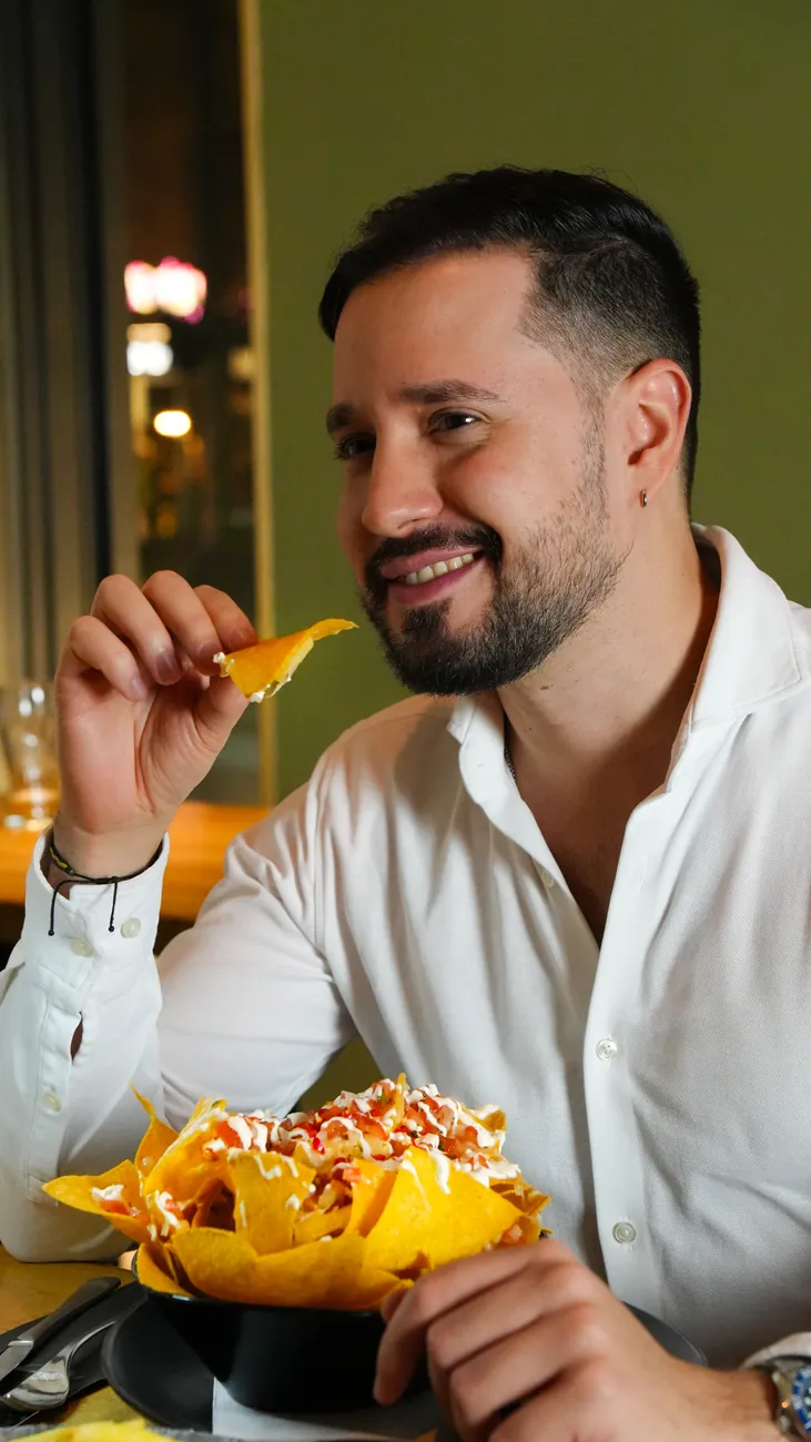 Guest with nachos at the restaurant